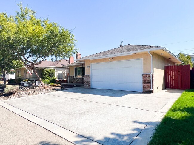 Building Photo - Tahoe Park Gem in Great Location!