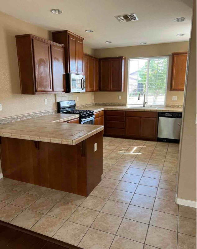 Building Photo - 1430 Santona St