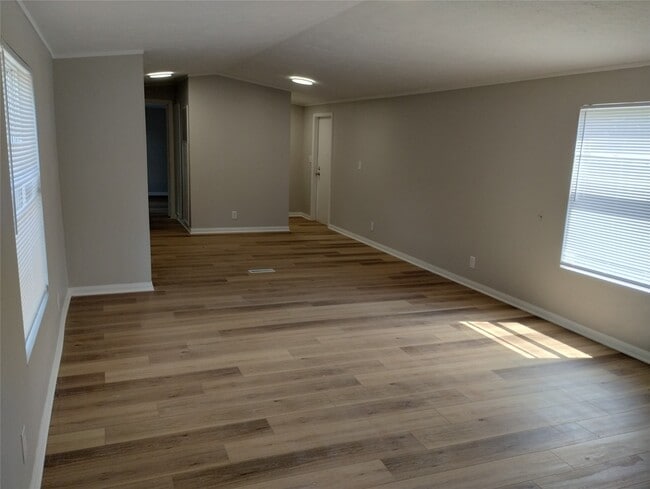 Building Photo - 1121 Edgewood Dr