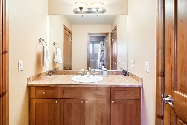 Building Photo - Beautiful townhome, ski shuttle, views, ut...
