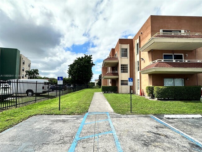 Primary Photo - 17500 NW 68th Ave