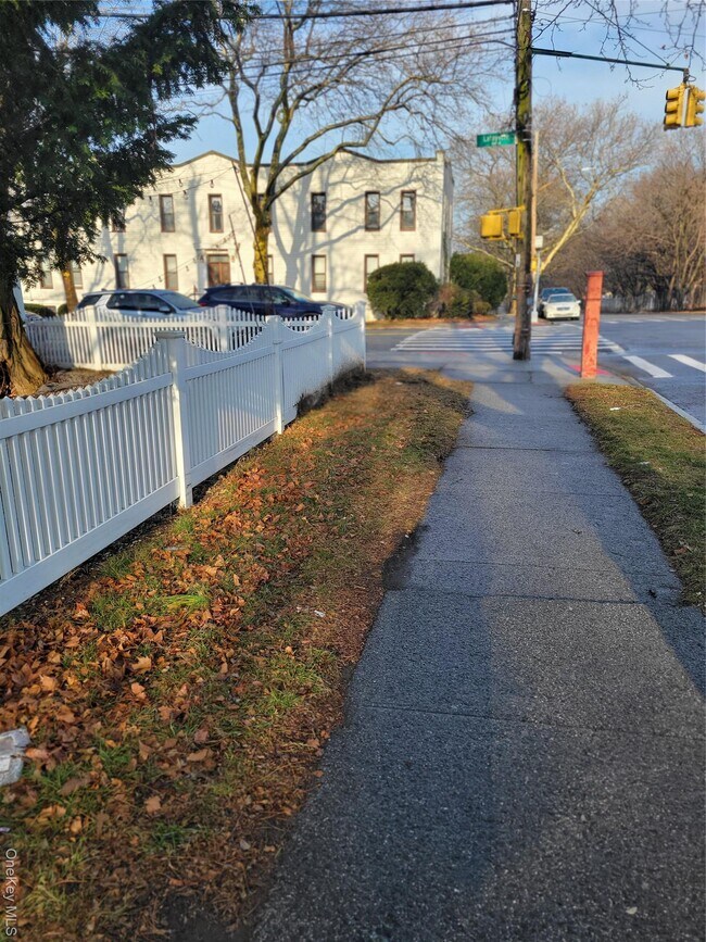 Building Photo - 871 Throgs Neck Expy