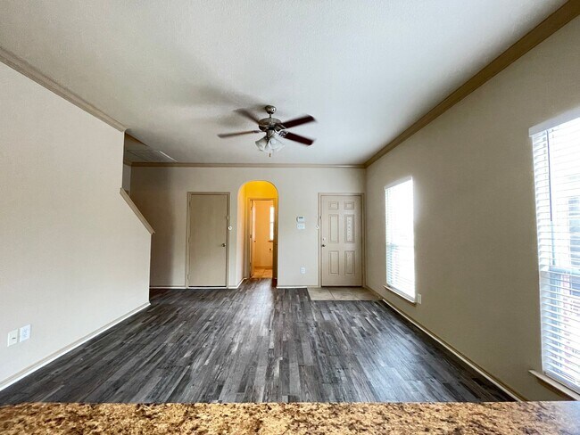 Building Photo - 4 Bedroom 2 Bath