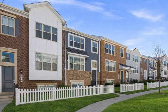 Building Photo - 3 Bed 2.5 Bath - Clarksburg Townhouse - Attached 2 Car Garage