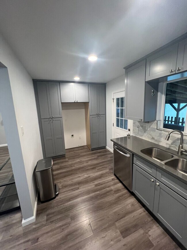 Building Photo - 212 N Aladdin Dr