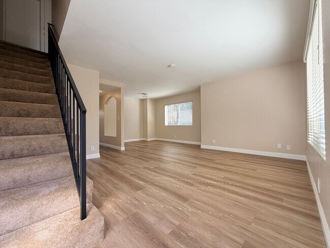 Building Photo - Beautiful End-Unit Townhome 2 bedroom and 1.5 bath