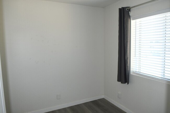 Building Photo - 1339 E Glenrosa Ave