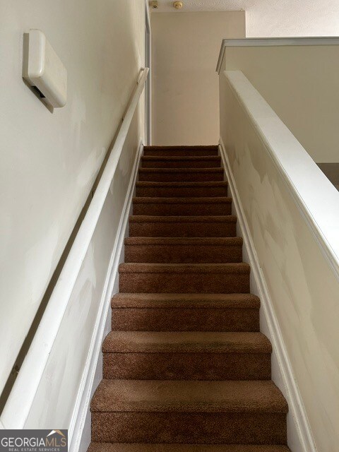 Building Photo - 9592 Lakeview Cir