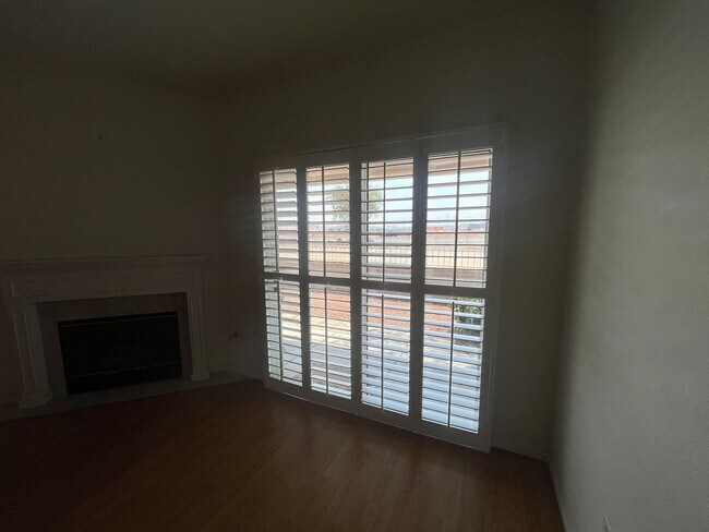 Building Photo - Sunny 2-Bed, 2-Bath in gated community!