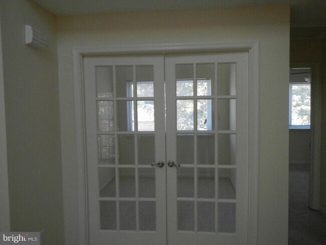 Building Photo - 10817 Amherst Ave