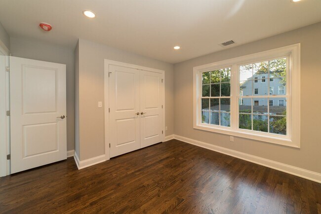 Building Photo - Luxury 3-Bed/1.5 Bath East Rock Condo Avai...
