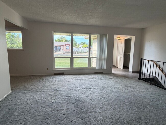 Building Photo - 2636 Hickory Dr