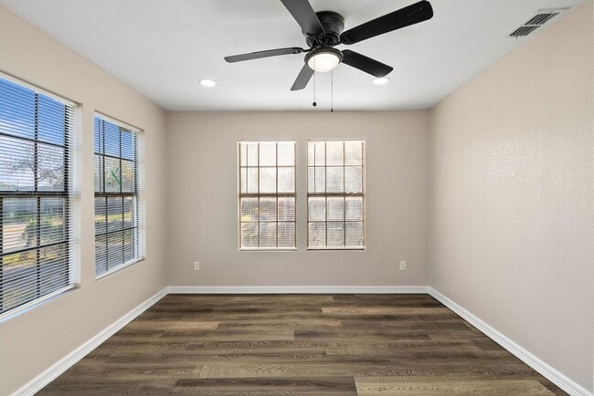 Building Photo - SPACIOUS TWO BEDROOM TWO BATH HOUSE!