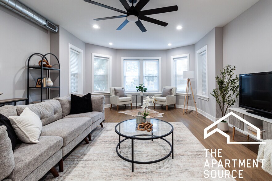 Building Photo - 2641 W Carmen Ave