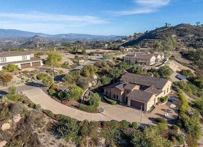 Building Photo - Luxurious Mediterranean 4 bed / 3 bath / 3...