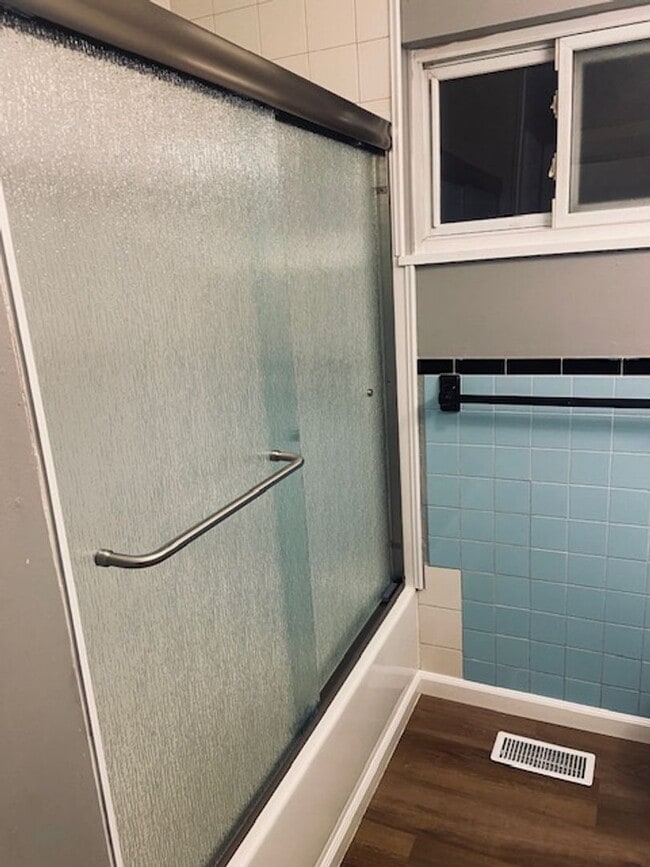 Building Photo - 3 Bedroom, 1 Bath House w/Attached Garage and Fenced Yard