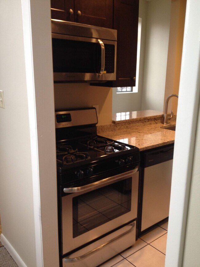 Building Photo - 234 W Clarke Ave