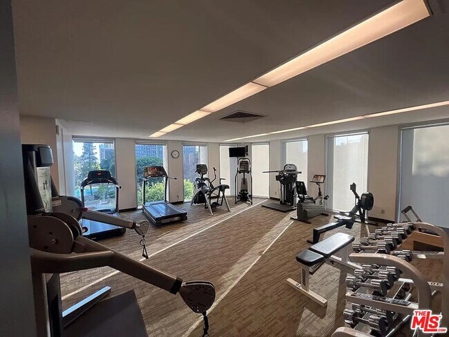 Building Photo - 800 W 1st St