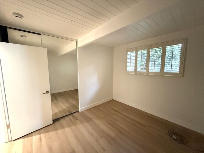Building Photo - BEAUTIFUL UPDATED FOUR BEDROOM / TWO BATH ...