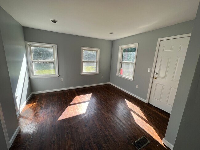 Building Photo - 2 bedroom 1 bathroom gem in Harrison Towns...