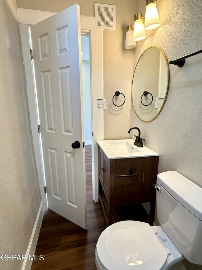 Building Photo - 2929 Grant Ave