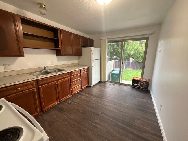 Building Photo - 1124 Vitt Dr