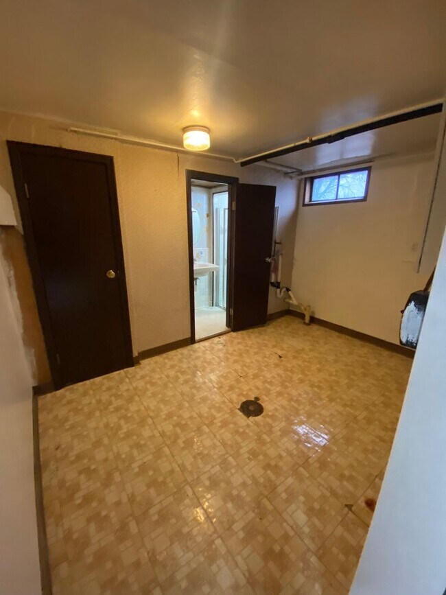 Building Photo - Cozy Home with Double Stall Garage