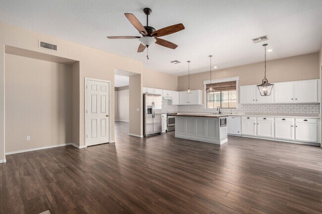 Building Photo - 5 Bedroom home in Chandler