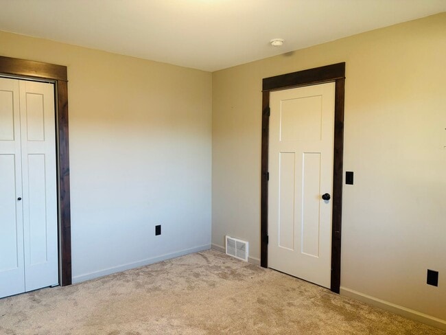 Building Photo - 4 bedroom 3 bath home