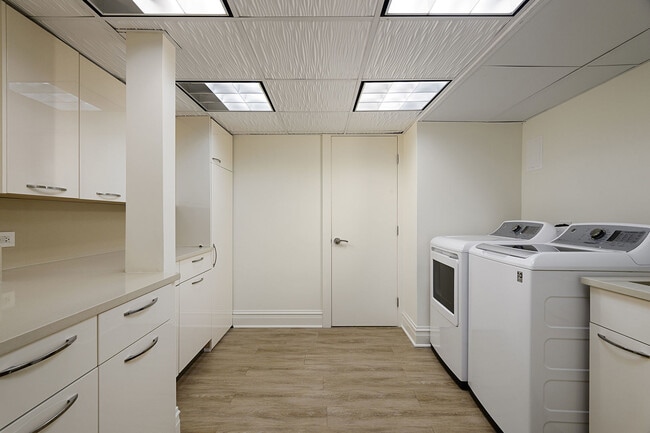 Building Photo - 1347 N State Pkwy