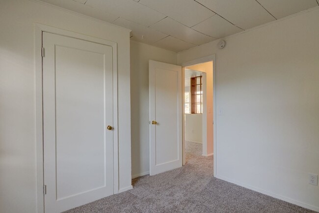 Building Photo - Single Family 2 bedroom 1 Bath Home