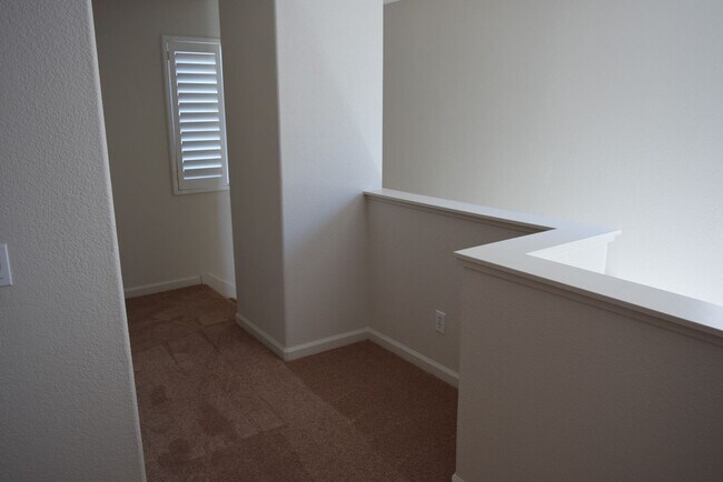 Building Photo - Tracy Home Available in Desirable Edgewood...