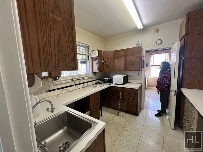 Building Photo - Medical Office available in New Dorp!