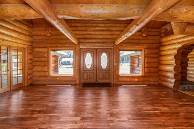 Building Photo - Luxury secondary Lake Property offering 3 beds 2.5 baths and bonus space