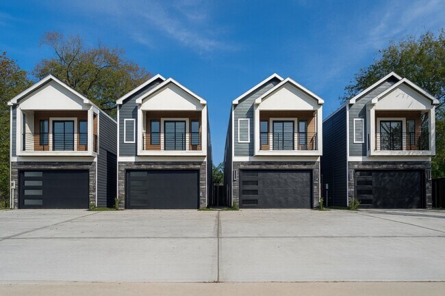 Primary Photo - 2429 Parker Rd