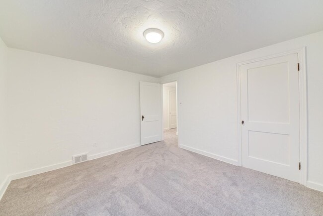 Building Photo - Amazing 3 bedroom home in South side available May 1!