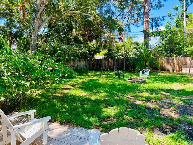 Building Photo - DUNEDIN FL LIVING 3/1 HOME