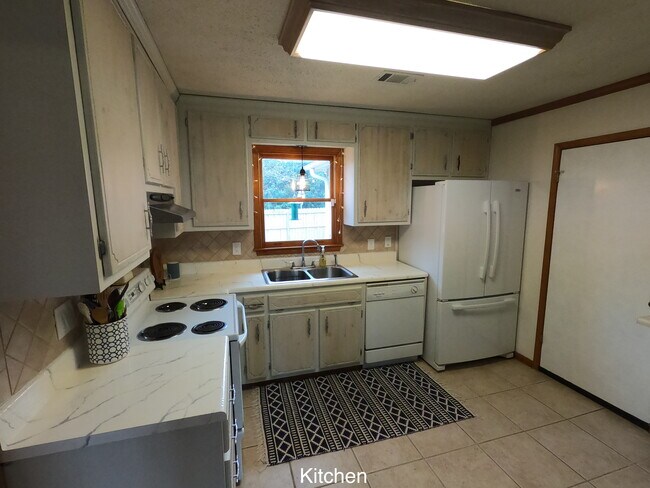 Building Photo - 201 Deerchase Dr