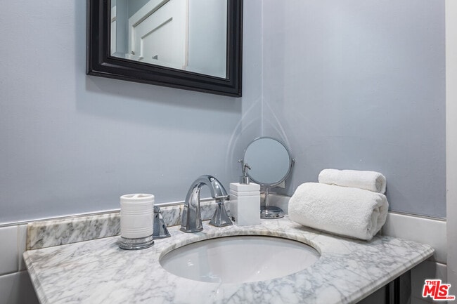 Building Photo - 5215 Balboa Blvd