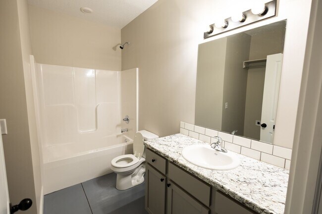 Building Photo - 804 N Custer St