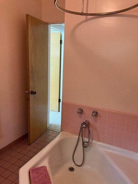 Pink Bathroom - 237 Notteargenta Rd