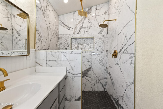 Building Photo - 11236 Northview Dr