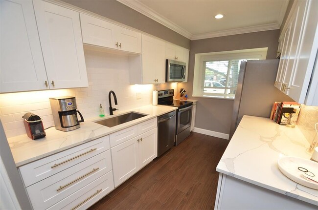 Building Photo - 6310 Chevy Chase Dr