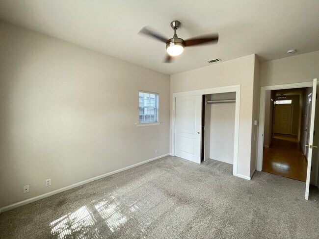Building Photo - Exceptionally Spacious and Modernized 2x2 Townhouse w/Garage and Washer/Dryer Hookups!