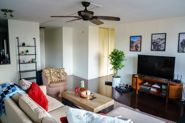 Building Photo - 1560 N Sandburg Terrace