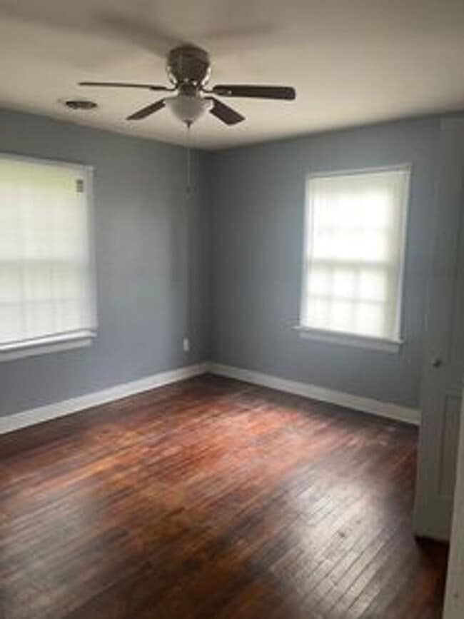 Building Photo - 2 bed house on Rva Northside!  Central hvac, hardwoods,all electric, lots of parking, laundry,