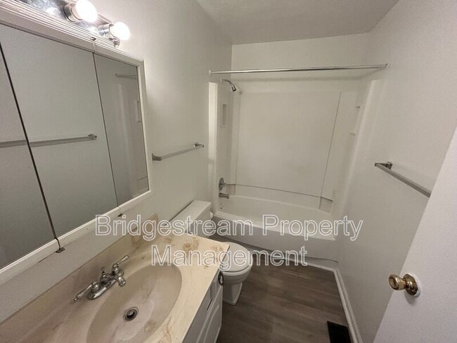 Building Photo - 953 Taylorsview Dr