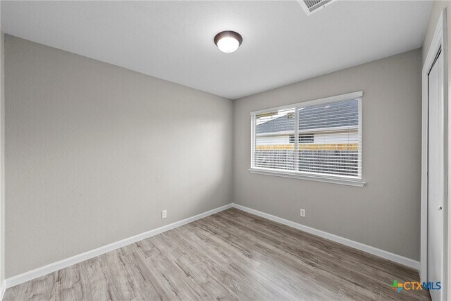 Building Photo - 104 Harvest Ln