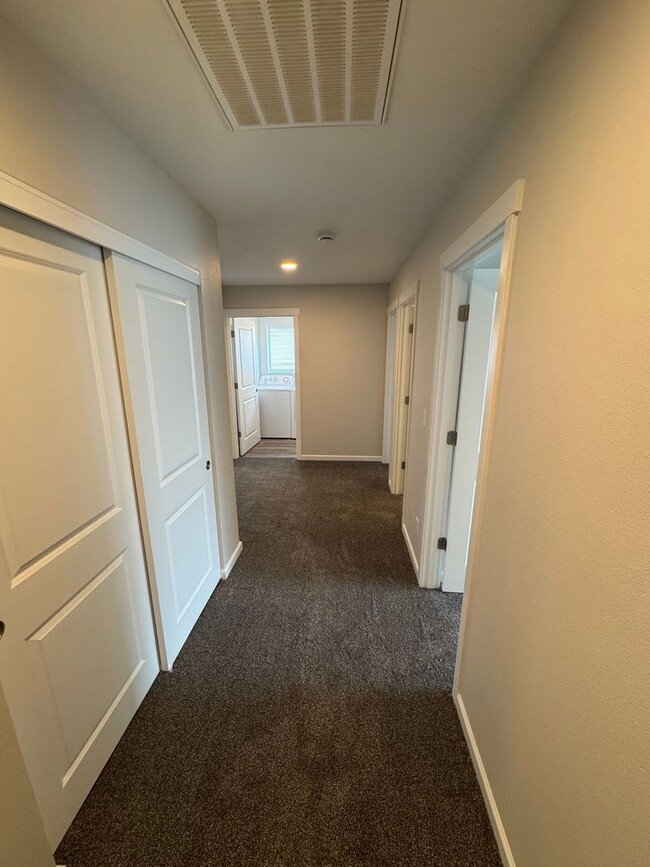 Building Photo - Brand New 4 Bed / 2.5 Bath Duplex! $250 Am...
