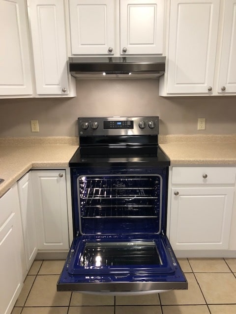 Kitchen stove - 3414 Coventry Dr